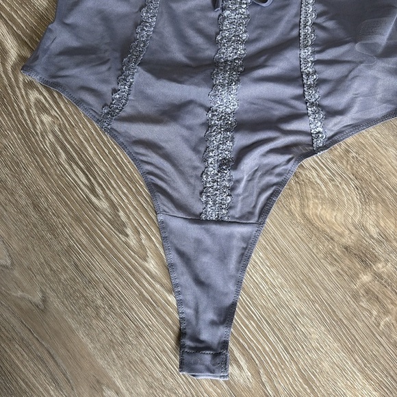 Thong bodysuit - Picture 3 of 4